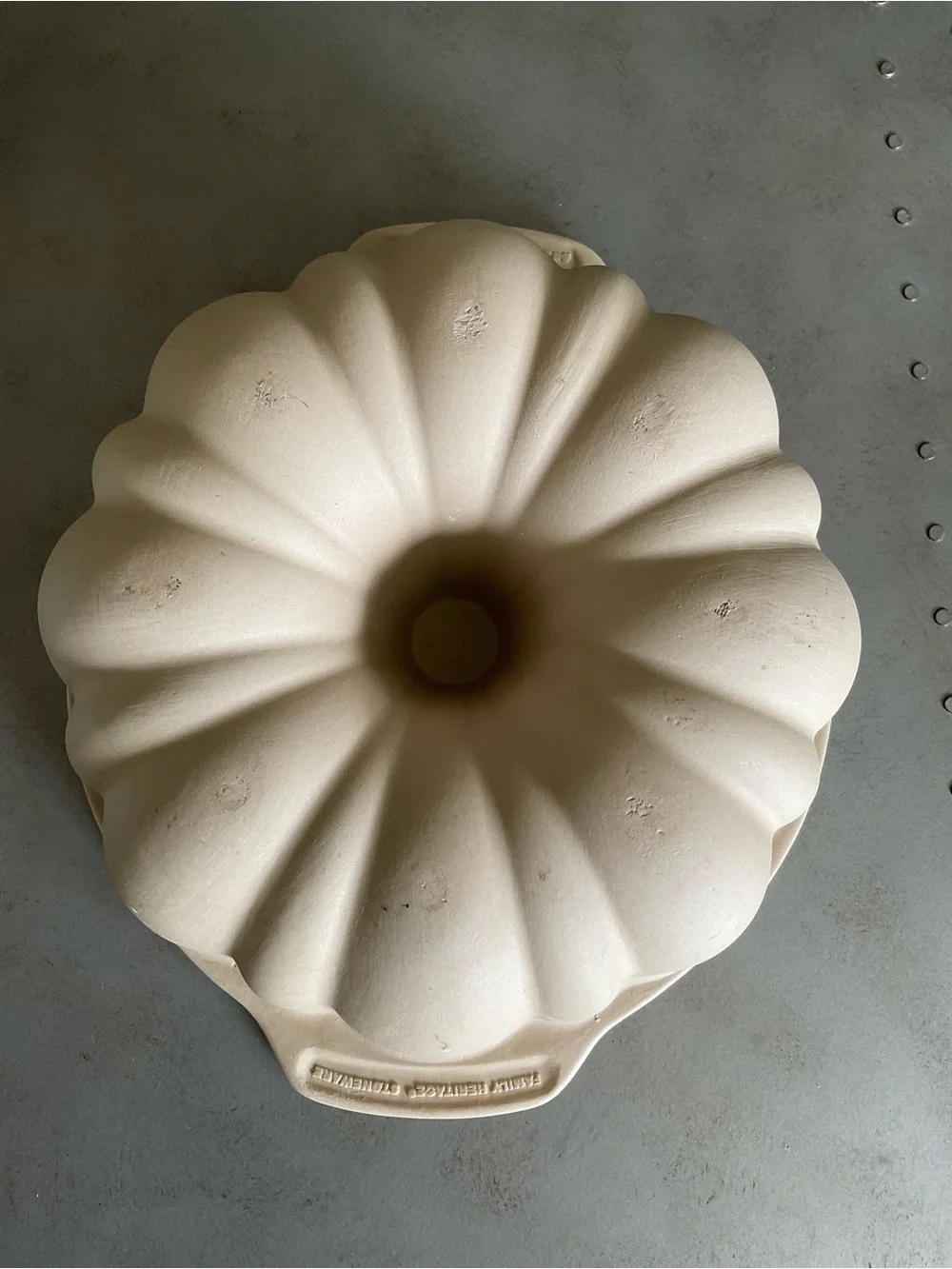 The Pampered Chef Family Heritage Fluted Stoneware Bundt Cake Pan, 10”